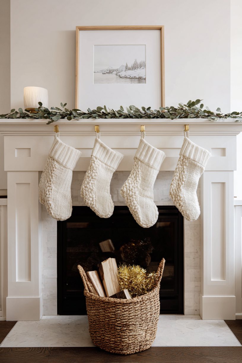 18. Clean Minimalist Christmas Fireplace