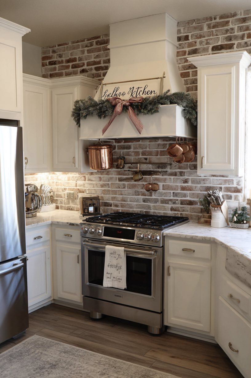 20. Farmhouse Kitchen Holiday Accents