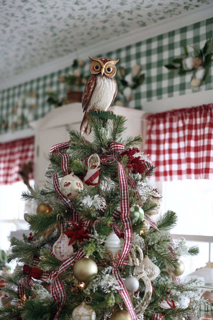 8. Colonial Dining Room Christmas Charm